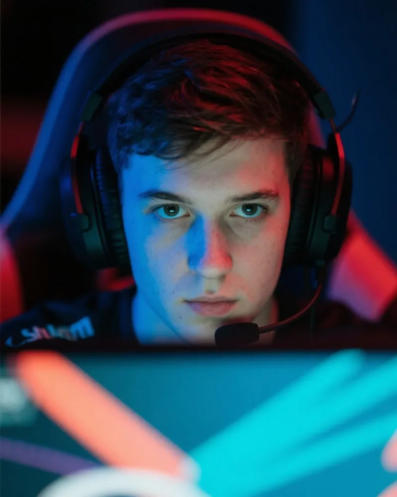 职业选手专注比赛